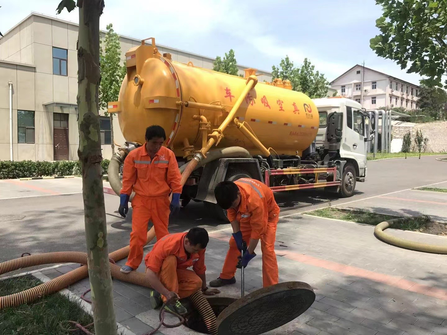 得荣管道疏通车停在窨井附近