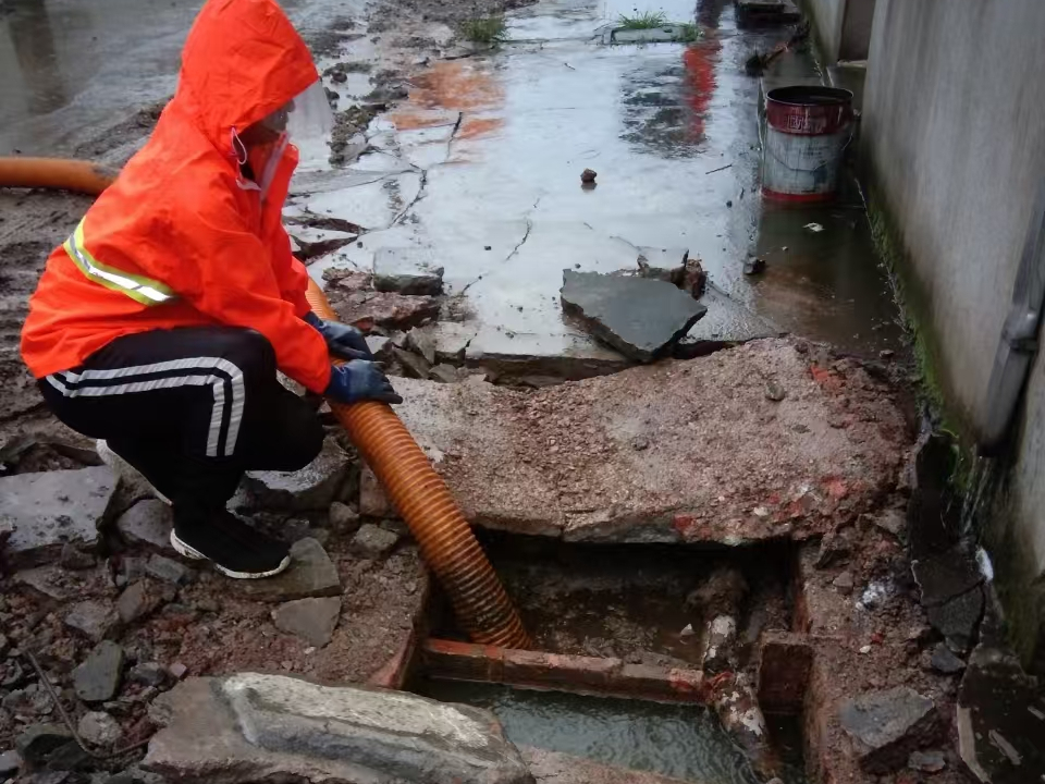 得荣专业清理污水池 炜誉市政以规范流程守护城市 “肠道”