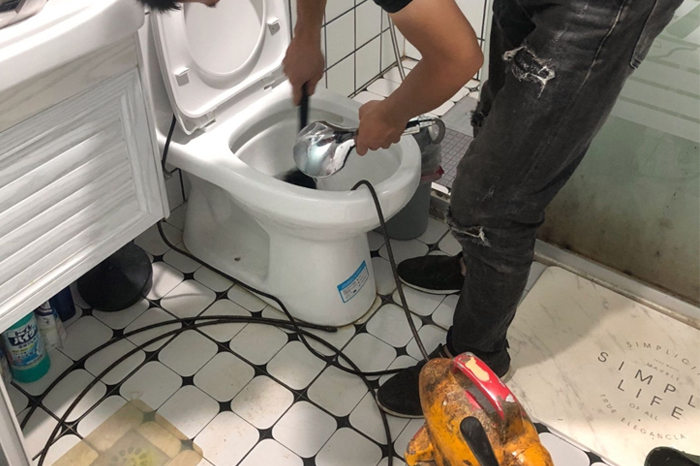 得荣马桶堵塞自己疏通还是找师傅？专业上门服务让你省时更省心